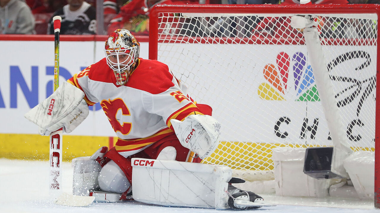 CHICAGO, IL - MARCH 26: Jacob Markstrom #25 of the Calgary Flames tends net during the first period against the Chicago Blackhawks at the United Center on March 26, 2024 in Chicago, Illinois.