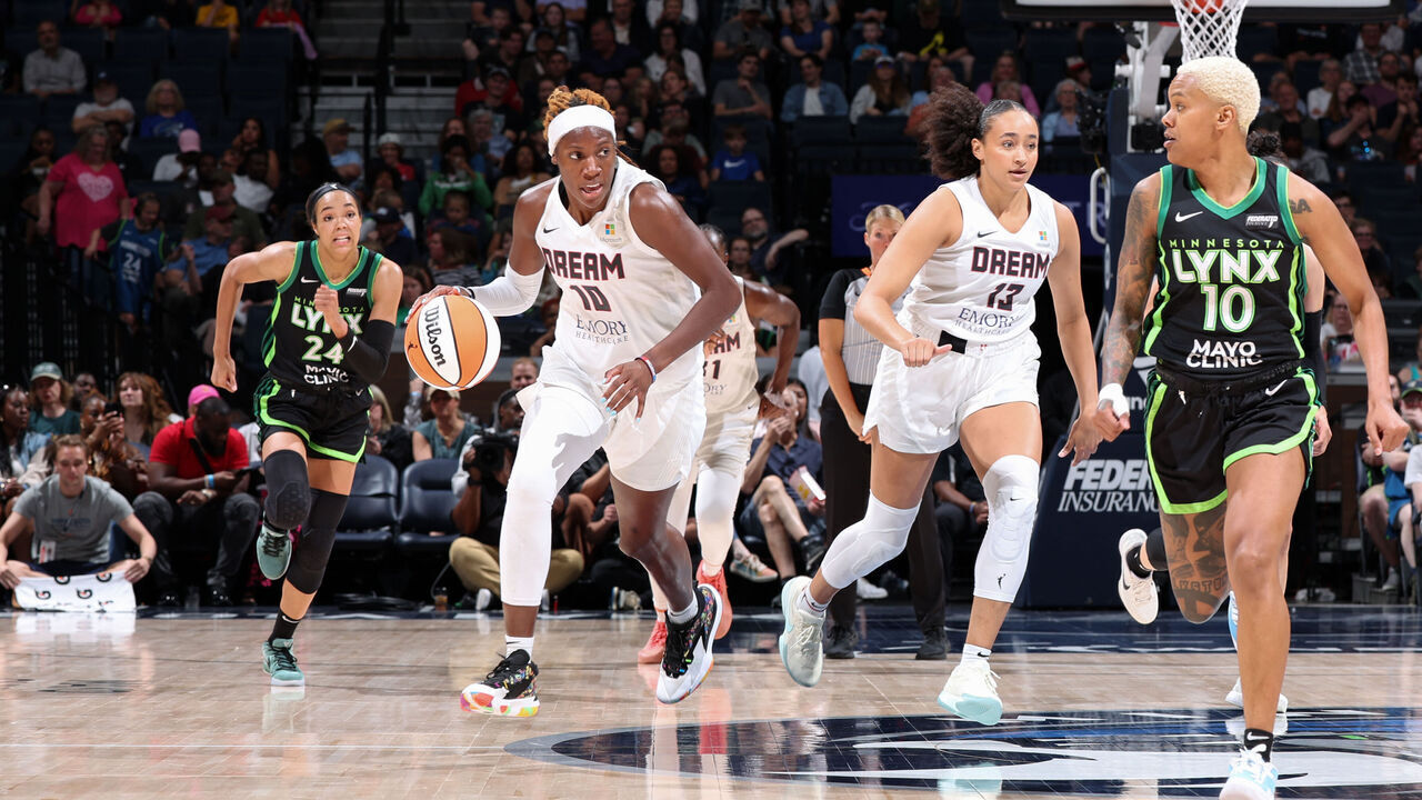MINNEAPOLIS, MN - JUNE 19: Rhyne Howard #10 of the Atlanta Dream brings the ball up court during the game against the Minnesota Lynx on June 19, 2024 at Target Center in Minneapolis, Minnesota. Mandatory Copyright Notice: Copyright 2024 NBAE