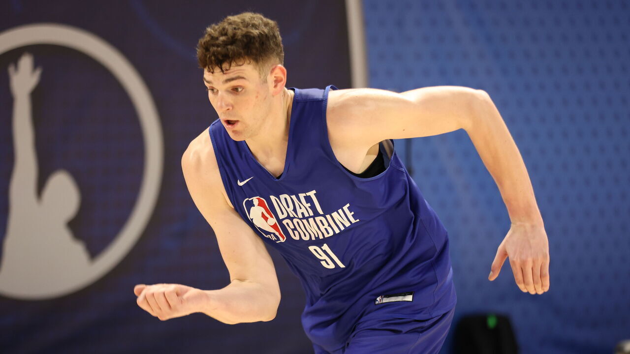 CHICAGO, IL - MAY 13: Donovan Clingan runs during the 2024 NBA Combine on May 13, 2024 at Wintrust Arena in Chicago, Illinois. Mandatory Copyright Notice: Copyright 2024 NBAE