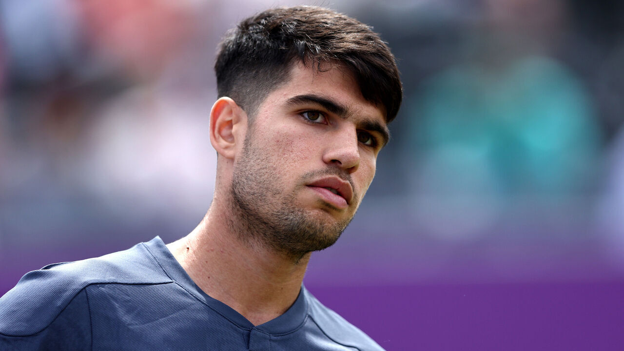 LONDON, ENGLAND - JUNE 20: Carlos Alcaraz of Spain looks on against Jack Draper of Great Britain during the Men's Singles Round of 16 match on Day Four of the cinch Championships at The Queen's Club on June 20, 2024 in London, England.