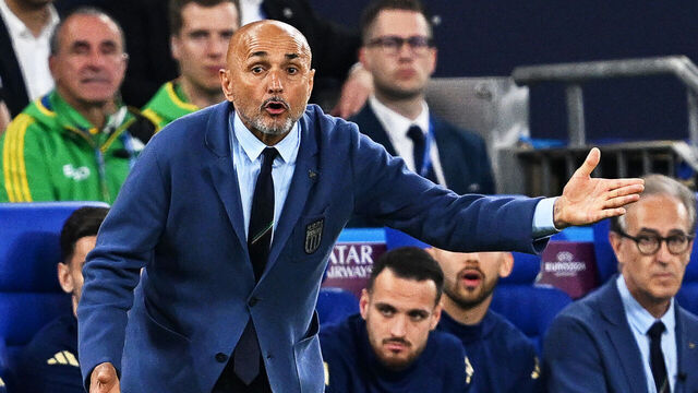 20 June 2024, North Rhine-Westphalia, Gelsenkirchen: Soccer, UEFA Euro 2024, European Championship, Spain - Italy, preliminary round, Group B, match day 2, Schalke Arena, Italy coach Luciano Spalletti reacts on the touchline. Photo: David Inderlied/dpa