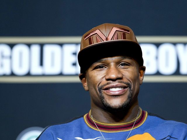 PHOTO: Floyd Mayweather visits Paul George in hospital