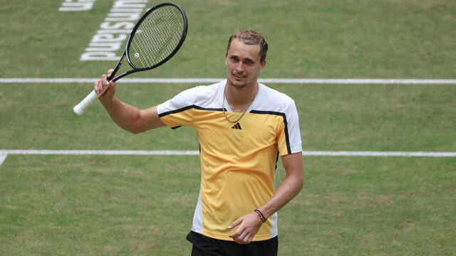 21 June 2024, North Rhine-Westphalia, Halle: Tennis: ATP Tour, singles, quarter-finals, Fils (France) - Zverev (Germany). Alexander Zverev waves his racket to the spectators. Photo: Friso Gentsch/dpa