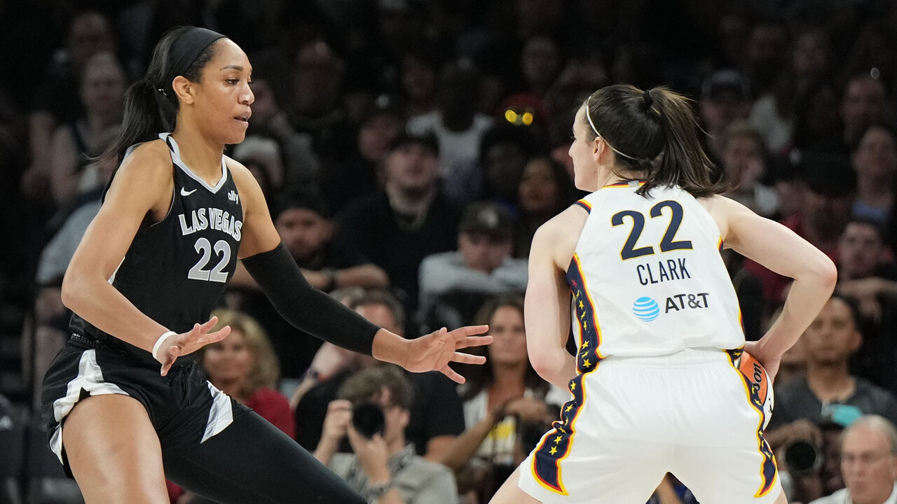 WNBA Basketball: Indiana Fever Caitlin Clark (22) in action, handles the ball vs Las Vegas Aces A'ja Wilson (22) at Michelob ULTRA Arena. Las Vegas, NV 5/25/2024 CREDIT: Erick W. Rasco (Set Number: X164529 TK1)