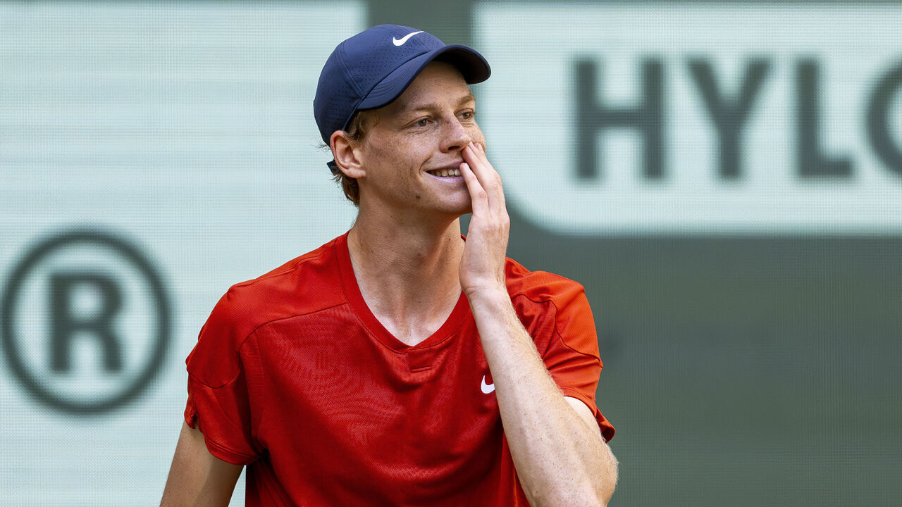 22 June 2024, North Rhine-Westphalia, Halle (westfalen): Tennis: ATP Tour, singles, semi-final, Sinner (Italy) - Zhang (China). Jannik Sinner laughs and holds his hand in front of his face. Photo: David Inderlied/dpa