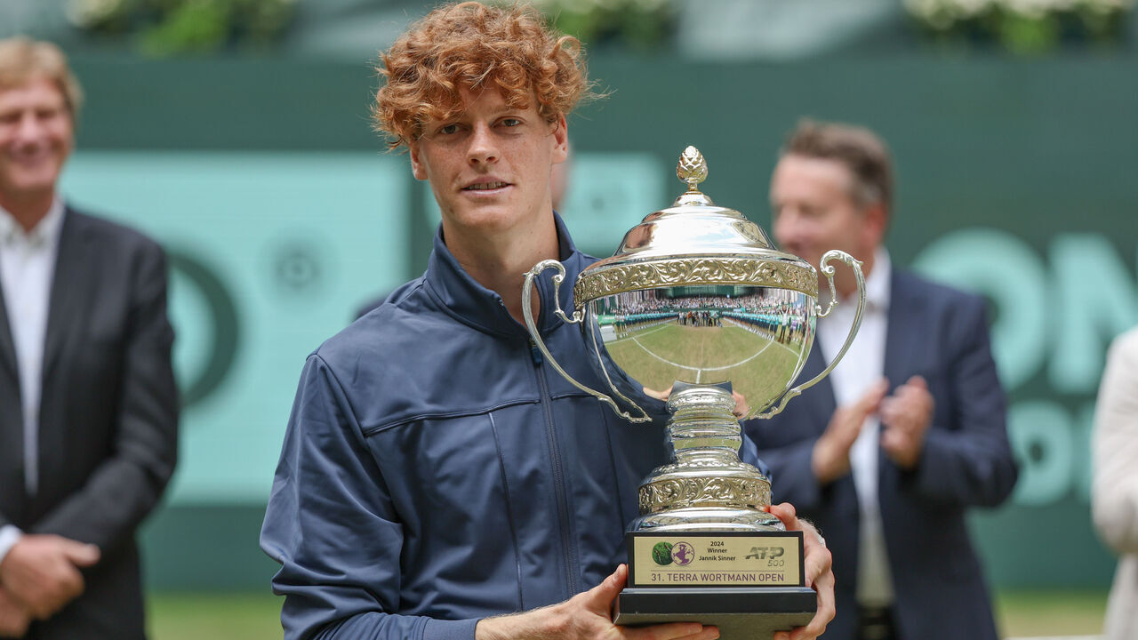 23 June 2024, North Rhine-Westphalia, Halle: Tennis: ATP Tour, singles, final, Sinner (Italy) - Hurkacz (Poland). Winner Jannik Sinner holds his trophy at the award ceremony. Photo: Friso Gentsch/dpa