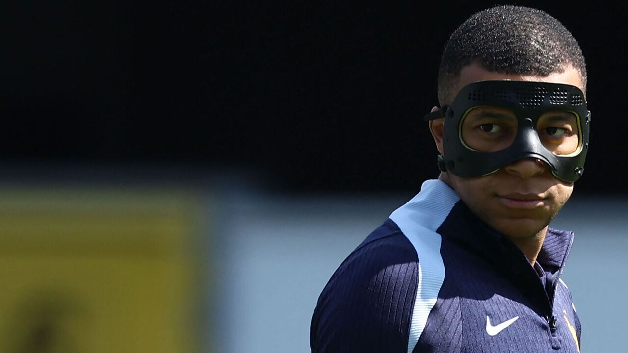 TOPSHOT - France's forward #10 Kylian Mbappe, wearing a protective mask, takes part in a MD-1 training session at the Home Deluxe Arena Stadium in Paderborn, western Germany, on June 24, 2024, on the eve of their UEFA Euro 2024 Group D football match against Poland.