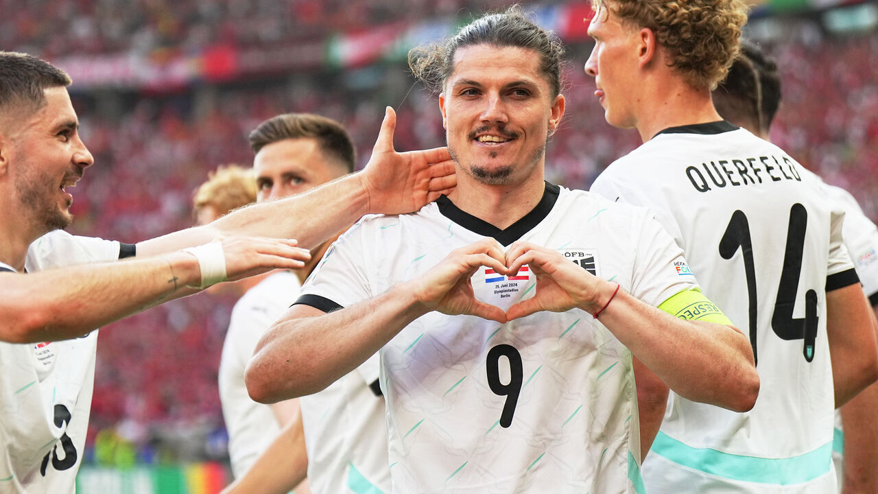 25 June 2024, Berlin: Soccer, UEFA Euro 2024, European Championship, Netherlands - Austria, preliminary round, Group D, match day 3, Olympiastadion Berlin, Austria's Marcel Sabitzer (M) celebrates his goal for 3:2 with his teammates. Photo: Michael Kappeler/dpa
