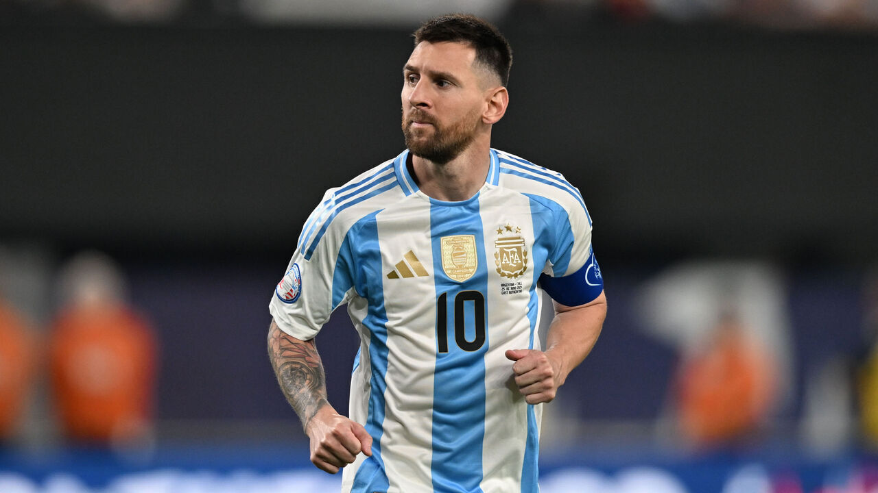 EAST RUTHERFORD, NEW JERSEY - JUNE 25: Lionel Messi #10 of Argentina looks downfield during a Copa America 2024 Group A match between Chile and Argentina at Metlife Stadium on June 25, 2024 in East Rutherford, New Jersey.