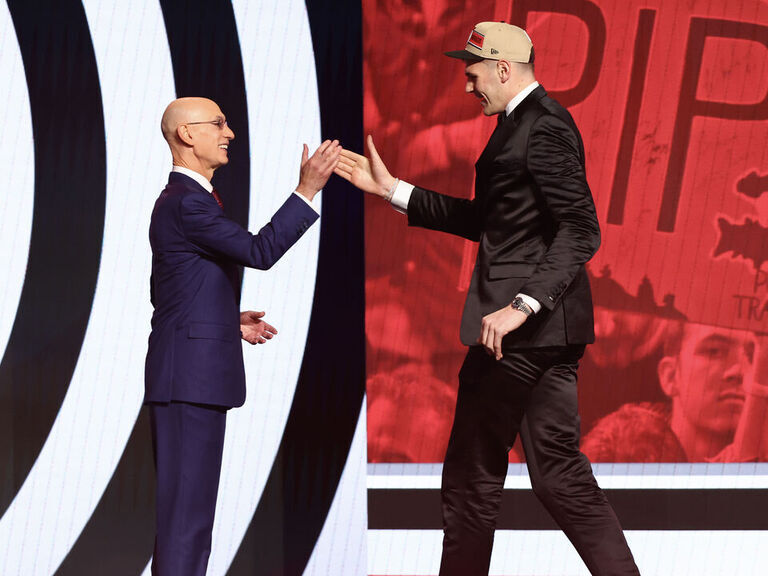 blazers-land-former-uconn-star-clingan-with-7th-pick-thescore