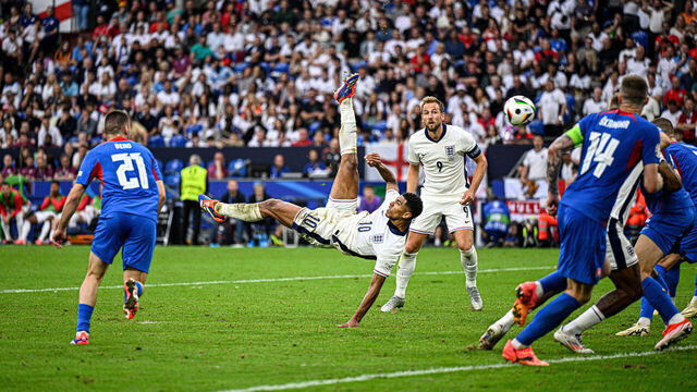 TOPSHOT - England's midfielder #10 Jude Bellingham shoots an overhead kick to score his team's first goal during the UEFA Euro 2024 round of 16 football match between England and Slovakia at the Arena AufSchalke in Gelsenkirchen on June 30, 2024.