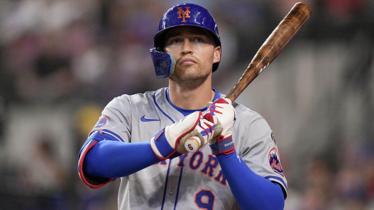 ARLINGTON, TEXAS - JUNE 17: Brandon Nimmo #9 of the New York Mets waits in the on deck circle before the game against the Texas Rangers at Globe Life Field on June 17, 2024 in Arlington, Texas.