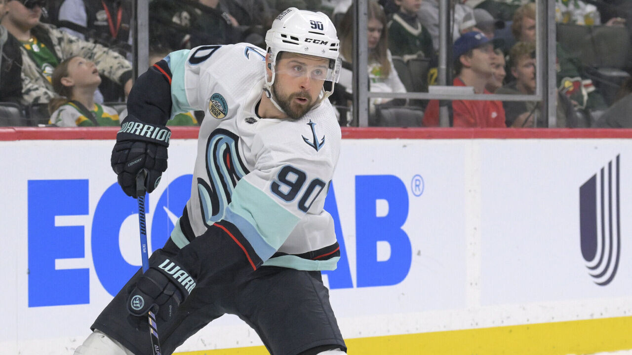 ST. PAUL, MN - APRIL 18: Seattle Kraken forward Tomas Tatar (90) makes a pass during an NHL game between the Minnesota Wild and Seattle Kraken on April 18, 2024, at Xcel Energy Center in St. Paul, MN.
