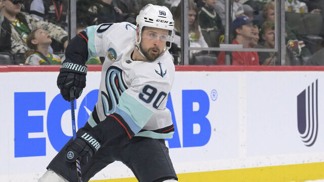 ST. PAUL, MN - APRIL 18: Seattle Kraken forward Tomas Tatar (90) makes a pass during an NHL game between the Minnesota Wild and Seattle Kraken on April 18, 2024, at Xcel Energy Center in St. Paul, MN.