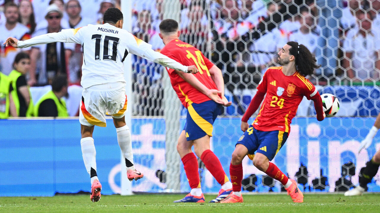 05 July 2024, Baden-Württemberg, Stuttgart: Soccer, UEFA Euro 2024, European Championship, Spain - Germany, final round, quarter-final, Stuttgart Arena, Germany's Jamal Musiala (l-r) in action against Spain's Aymeric Laporte, Marc Cucurella and goalkeeper Unai Simon. Photo: Tom Weller/dpa