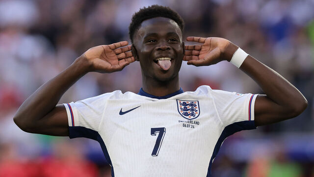 DUSSELDORF, GERMANY - JULY 06: Bukayo Saka of England celebrates after scoring his penalty during the shoot out of the UEFA EURO 2024 quarter-final match between England and Switzerland at Düsseldorf Arena on July 06, 2024 in Dusseldorf, Germany.