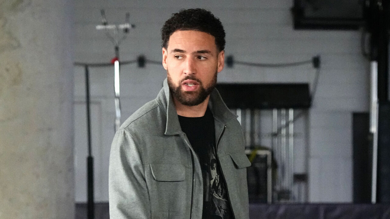 DALLAS, TX - MARCH 13: Klay Thompson #11 of the Golden State Warriors arrives to the arena before the game against the Dallas Mavericks on March 13, 2024 at the American Airlines Center in Dallas, Texas. Mandatory Copyright Notice: Copyright 2024 NBAE