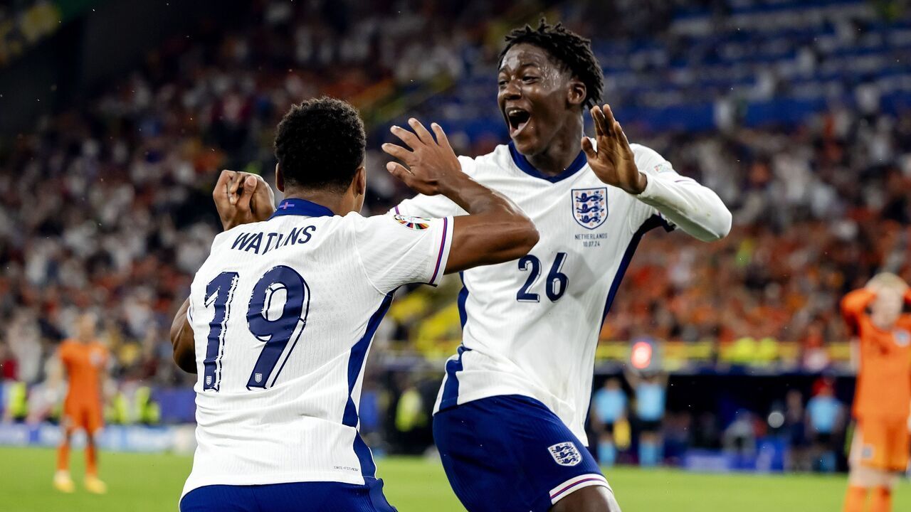 DORTMUND - Ollie Watkins of England and Kobbie Mainoo of England (l-r) celebrate the 1-2 against the Netherlands during the UEFA EURO 2024 Semi-final match between the Netherlands and England at the BVB Stadium Dortmund on July 10, 2024 in Dortmund, Germany. ANP KOEN VAN WEEL