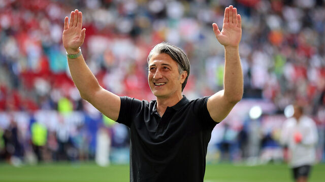 DUSSELDORF, GERMANY - JULY 06: Murat Yakin coach of Switzerland celebrate with the fans before the UEFA EURO 2024 quarter-final match between England and Switzerland at Düsseldorf Arena on July 06, 2024 in Dusseldorf, Germany.