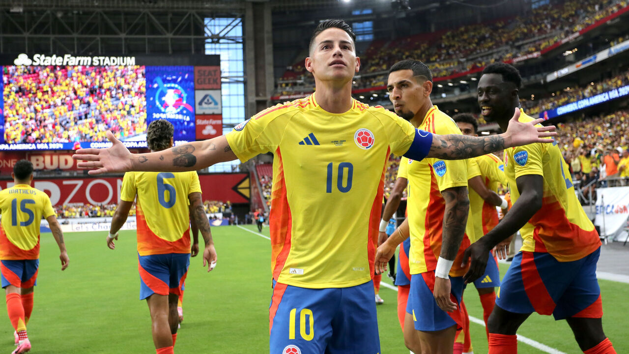 GLENDALE, ARIZONA - JULY 06: James Rodriguez of Colombia celebrates with team mates after scoring his goal during the CONMEBOL Copa America USA 2024 4th Final Match between Colombia and Panama at State Farm Stadium on July 6, 2024 in Glendale, Arizona.