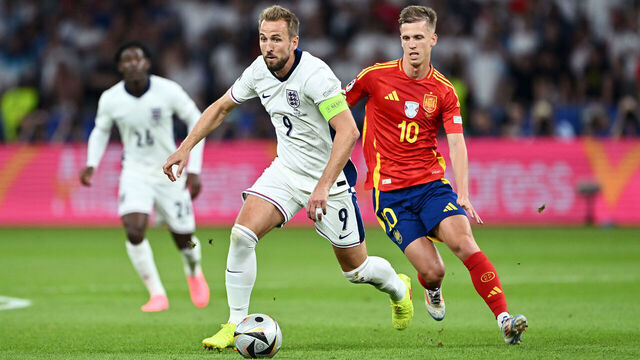 BERLIN, GERMANY - JULY 14: Harry Kane of England runs with the ball whilst under pressure from Dani Olmo of Spain during the UEFA EURO 2024 final match between Spain and England at Olympiastadion on July 14, 2024 in Berlin, Germany.