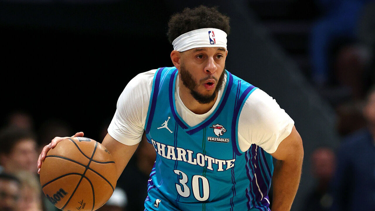 CHARLOTTE, NORTH CAROLINA - FEBRUARY 29: Seth Curry #30 of the Charlotte Hornets dribbles during the first half of the game against the Milwaukee Bucks at Spectrum Center on February 29, 2024 in Charlotte, North Carolina.