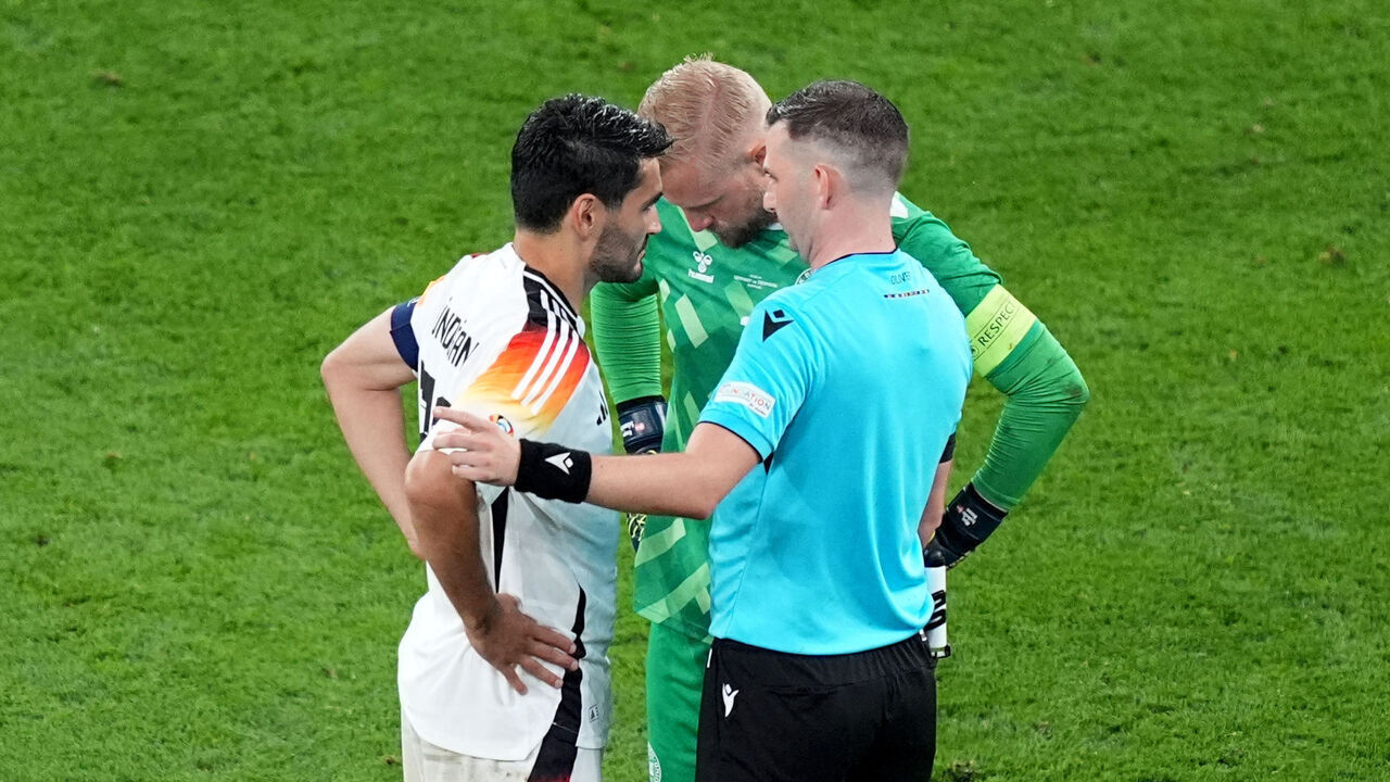 29 June 2024, North Rhine-Westphalia, Dortmund: Soccer: European Championship, Germany - Denmark, final round, round of 16, Dortmund stadium, referee Michael Oliver from England talks to the two captains Ilkay Gündogan (l) and Denmark's Kasper Schmeichel. Photo: Marcus Brandt/dpa