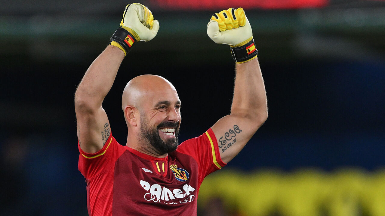 VILLARREAL, SPAIN - NOVEMBER 30: Pepe Reina of Villarreal CF celebrates after Santi Comesana of Villarreal CF scores the team's second goal during the UEFA Europa League 2023/24 match between Villarreal CF and Panathinaikos FC at Estadio de la Ceramica on November 30, 2023 in Villarreal, Spain.