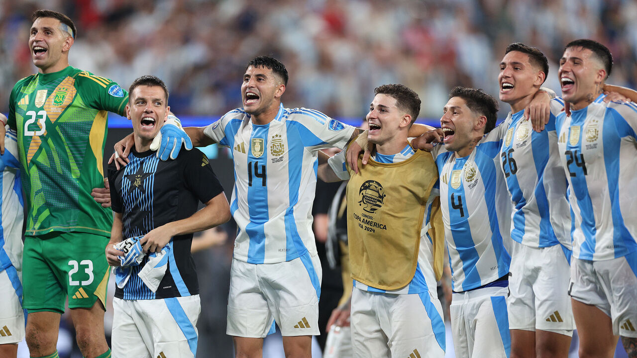 EAST RUTHERFORD, NEW JERSEY - JULY 09: (L-R) Emiliano Martinez, Giovani Lo Celso, Exequiel Palacios, Julian Alvarez, Gonzalo Montiel, Nahuel Molina and Enzo Fernandez of Argentina celebrate after winning the CONMEBOL Copa America 2024 semifinal match between Canada and Argentina at MetLife Stadium on July 09, 2024 in East Rutherford, New Jersey.