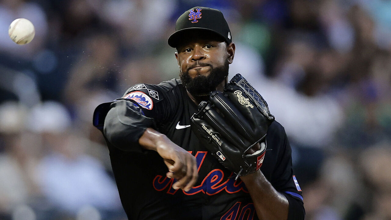 NEW YORK, NEW YORK - JULY 10: Luis Severino #40 of the New York Mets in action against the Washington Nationals at Citi Field on July 10, 2024 in New York City. The Mets defeated the Nationals 6-2.