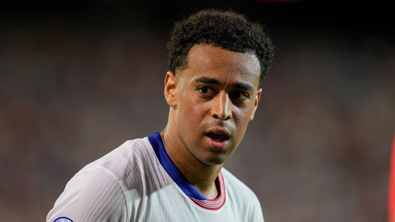 KANSAS CITY, MO - JULY 1: Tyler Adams #4 of USA looking for the ball during a Copa America 2024 Group C match between Uruguay and United States at Arrowhead Stadium on July 1, 2024 in Kansas City, Missouri.