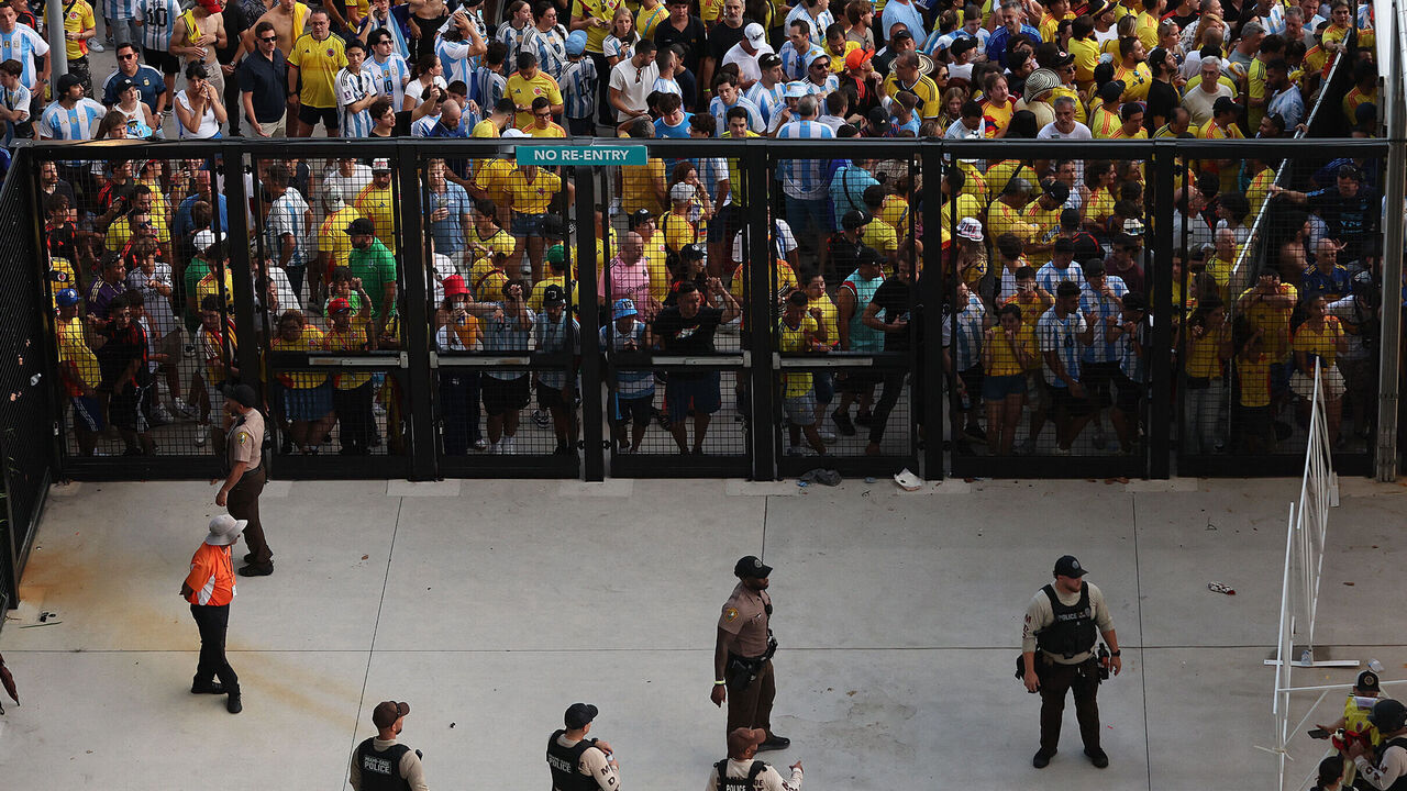 MIAMI GARDENS, FLORIDA - JULY 14: Large crowds of fans try to enter the stadium amid disturbances prior the CONMEBOL Copa America 2024 Final match between Argentina and Colombia at Hard Rock Stadium on July 14, 2024 in Miami Gardens, Florida.