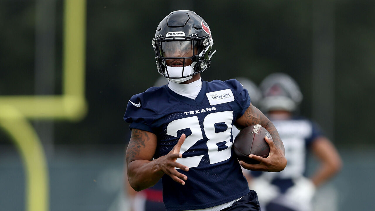 HOUSTON, TEXAS - JUNE 04: Joe Mixon #28 of the Houston Texans runs after a catch during Mandatory Minicamp at Houston Methodist Training Center on June 04, 2024 in Houston, Texas.