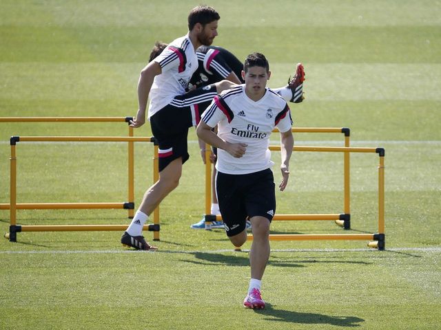 VIDEO: Sergio Ramos nutmegs James in training