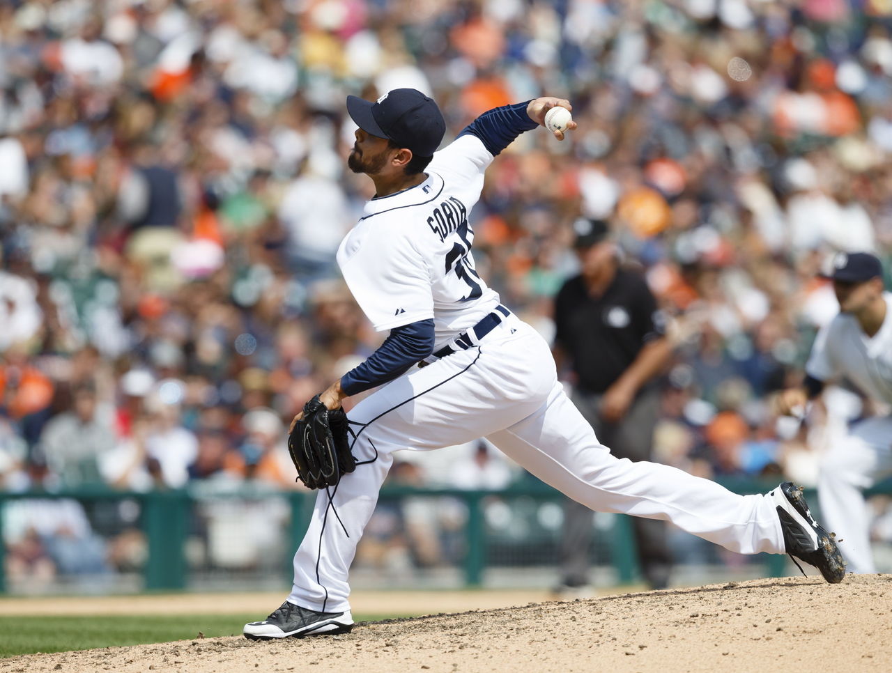 Heim, Carter help Rangers hammer Blue Jays to start crucial series