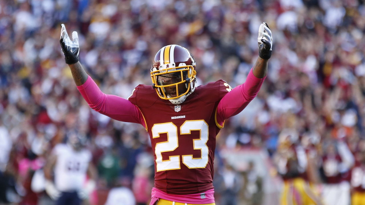 PHOTO: Injured DeAngelo Hall gives jersey to young fan who