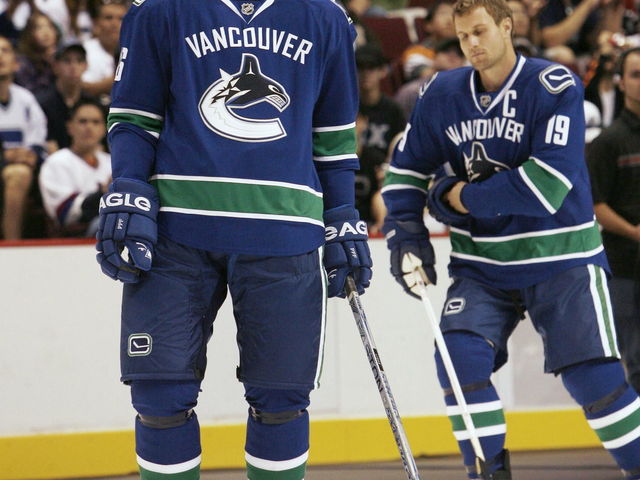 Naslund confirms he spoke with president Linden about management job with Canucks