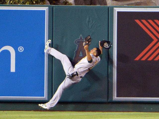 GIF: Coco Crisp crashes into wall, drops home run-saving grab