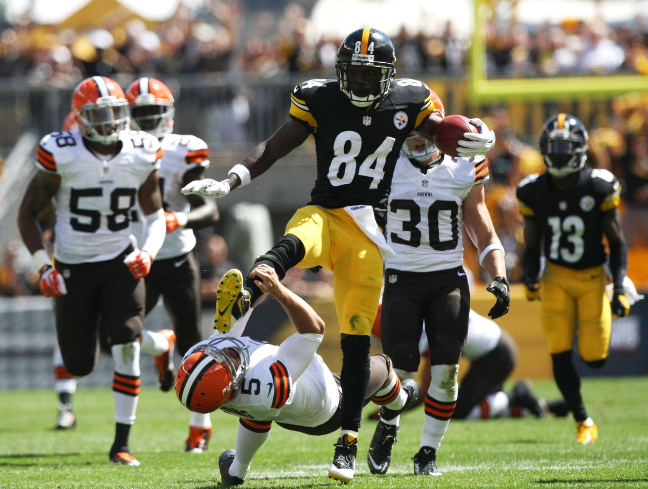 Highlight] Antonio Brown Sparta kicks Punter Spencer Lanning during punt  return : r/nfl