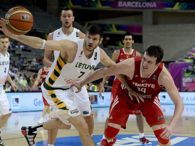 FIBA quarterfinals: Lithuania closes out Turkey