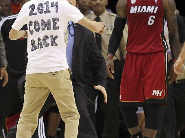 Cavaliers fan who invaded court to see LeBron allowed back into arena