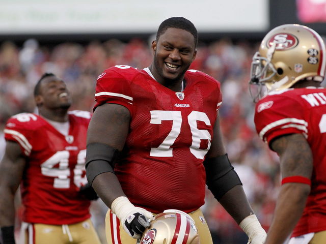 49ers' Anthony Davis leaves game with knee injury
