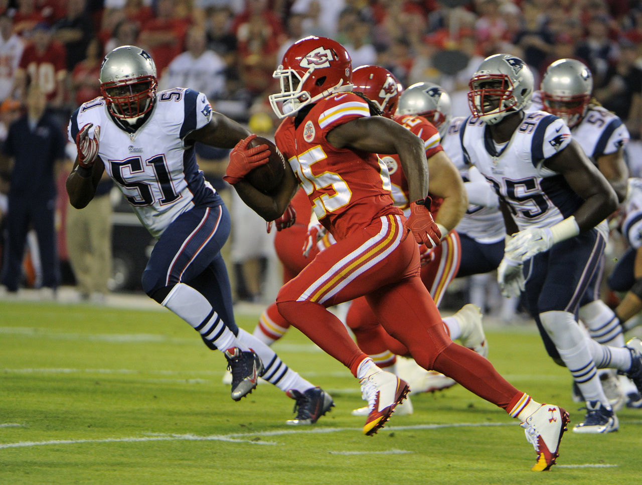 Jamaal Charles runs through Chiefs locker room as Flash for