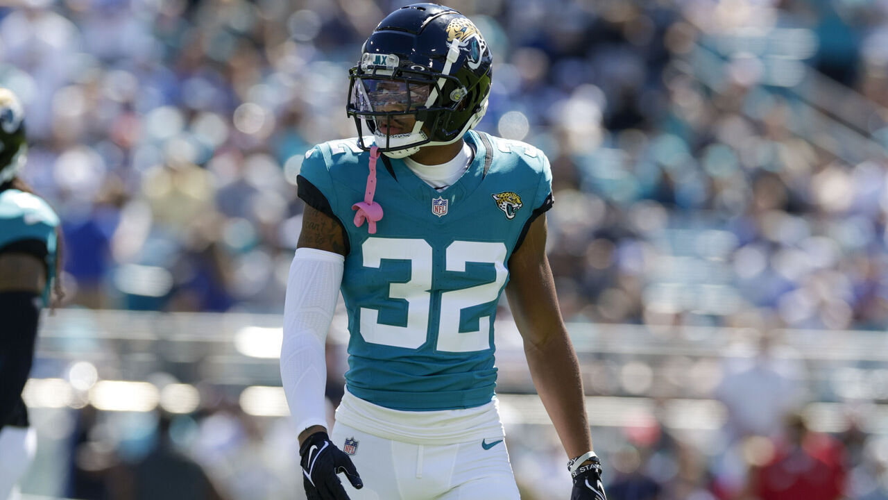 JACKSONVILLE, FL - OCTOBER 15: Jacksonville Jaguars cornerback Tyson Campbell (32) lines up for a play during the game between the against the Indianapolis Colts and the Jacksonville Jaguars on October 15, 2023 at EverBank Stadium in Jacksonville, Florida.