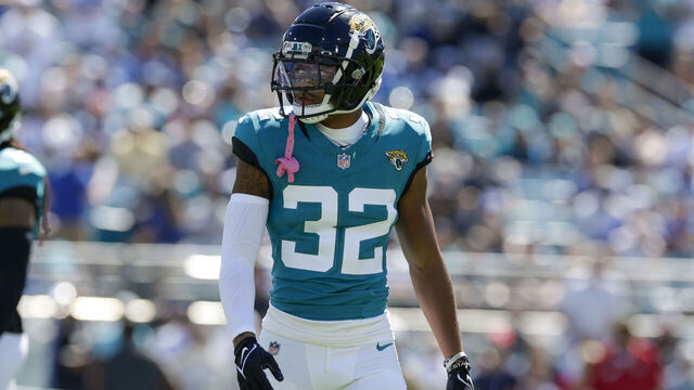 JACKSONVILLE, FL - OCTOBER 15: Jacksonville Jaguars cornerback Tyson Campbell (32) lines up for a play during the game between the against the Indianapolis Colts and the Jacksonville Jaguars on October 15, 2023 at EverBank Stadium in Jacksonville, Florida.