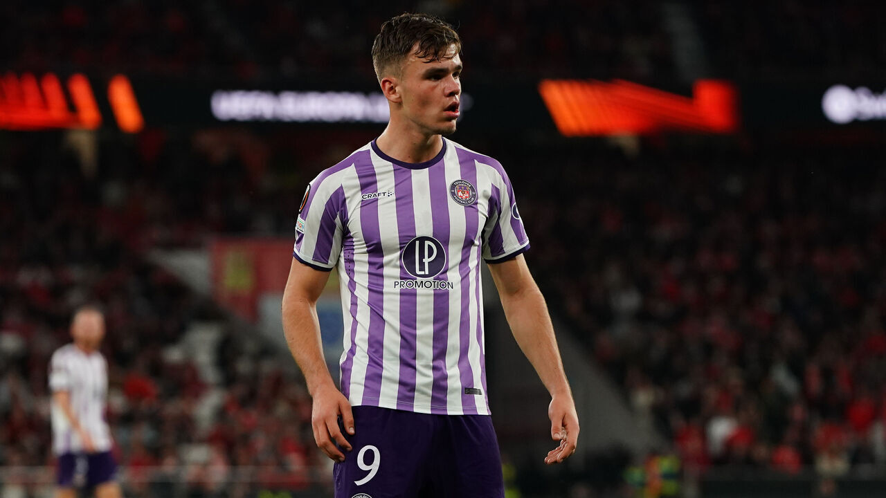 LISBON, PORTUGAL - FEBRUARY 15: Thijs Dallinga of Toulouse FC during the Play Off First Leg - UEFA Europa League 2023/24 match between SL Benfica and Toulouse FC at Estadio da Luz on February 15, 2024 in Lisbon, Portugal.