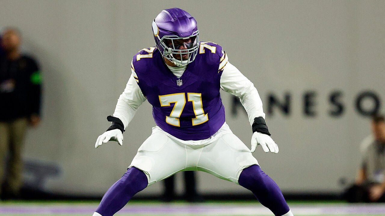 MINNEAPOLIS, MINNESOTA - NOVEMBER 27: Christian Darrisaw #71 of the Minnesota Vikings competes against the Chicago Bears in the first half at U.S. Bank Stadium on November 27, 2023 in Minneapolis, Minnesota. The Bears defeated the Vikings 12-10.