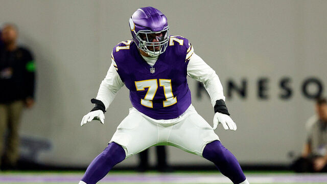 MINNEAPOLIS, MINNESOTA - NOVEMBER 27: Christian Darrisaw #71 of the Minnesota Vikings competes against the Chicago Bears in the first half at U.S. Bank Stadium on November 27, 2023 in Minneapolis, Minnesota. The Bears defeated the Vikings 12-10.