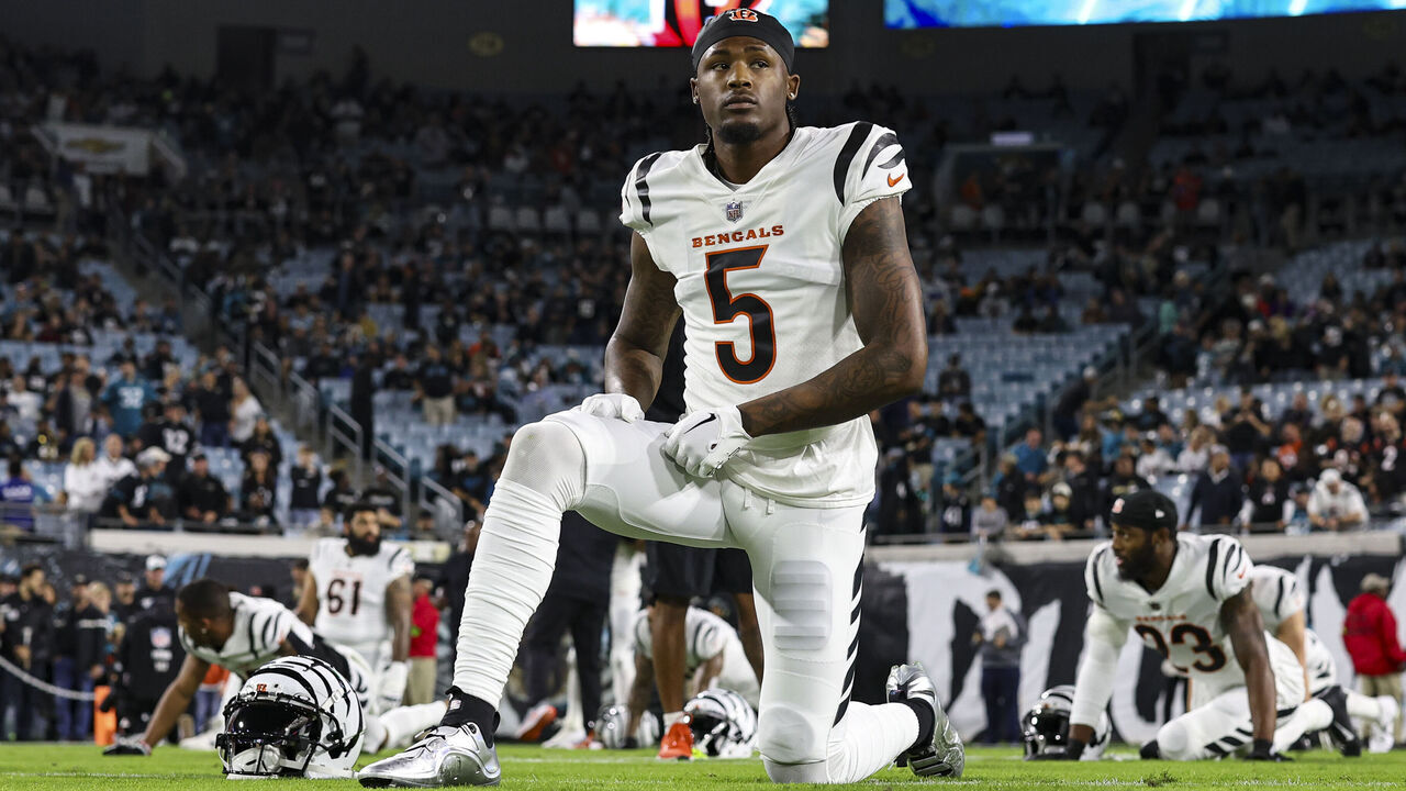 JACKSONVILLE, FL - DECEMBER 04: Tee Higgins #5 of the Cincinnati Bengals warms up prior to an NFL football game against the Jacksonville Jaguars at EverBank Stadium on December 4, 2023 in Jacksonville, FL.