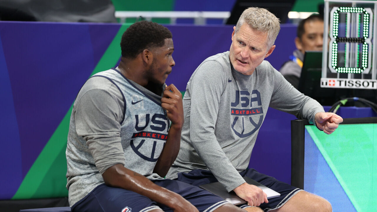 MANILA, PHILIPPINES - AUGUST 23: Head Coach Steve Kerr talks to Anthony Edwards of the USA Men's Senior National Team during a practice on August 23, 2023 at the Mall of Asia Arena in Manila, Philippines. NOTE TO USER: User expressly acknowledges and agrees that, by downloading and/or using this photograph, user is consenting to the terms and conditions of the Getty Images License Agreement. Mandatory Copyright Notice: Copyright 2023 NBAE